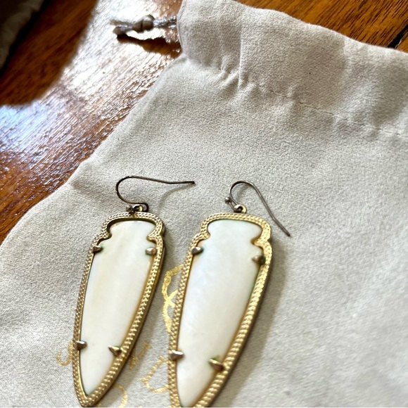 Kendra Scott SKYLAR White Mother of Pearl Arrowhead Earrings - Picture 3 of 4